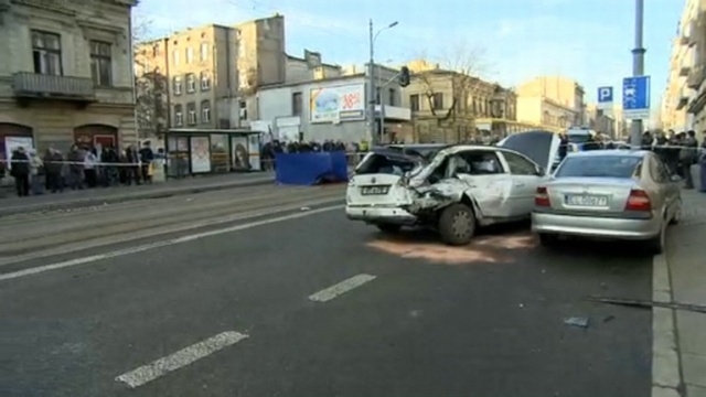 Dwie osoby zginęły, a jedna została ranna w wypadku, do którego doszło w poniedziałek w Łodzi. Na skrzyżowaniu ulic Piotrkowskiej i Radwańskiej tramwaj zderzył się z samochodem osobowym. Motorniczy był pijany.