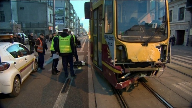 Motorniczy z Łodzi będą obowiązkowo dmuchać w alkomat przed wyjazdem w trasę. Po tym, jak w poniedziałek pijany motorniczy spowodował tam śmiertelny wypadek, Miejskie Przedsiębiorstwo Komunikacji zapowiada zaostrzone kontrole trzeźwości. Dotąd pracownicy byli sprawdzani wyrywkowo.
