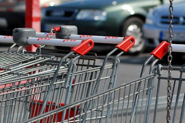 Nawet osiem tysięcy małych sklepów może zniknąć w tym roku z mapy gospodarczej Polski - alarmuje Rzeczpospolita.