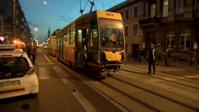 Zmarła 75-latka, potrącona przez tramwaj kierowany przez pijanego motorniczego. To trzecia ofiara wypadku, do którego doszło w miniony poniedziałek w Łodzi.