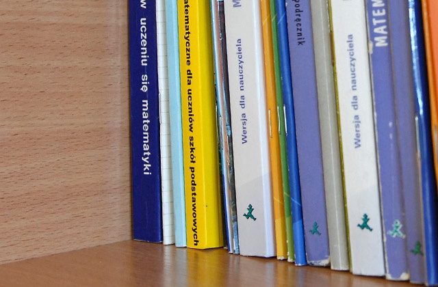 Zamiast pakietu różnych podręczników, będzie jeden taki sam dla każdego - takie zmiany w szkolnictwie zapowiada rząd.
