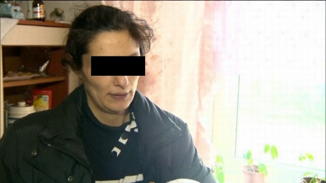 Pięć lat więzienia grozi kobiecie, która przywiązała swoją 2,5-letnią córkę do framugi. W środę 35-latka usłyszała zarzut bezpośredniego narażenia na utratę życia i zdrowia swojego dziecka - informuje TVN24.pl.