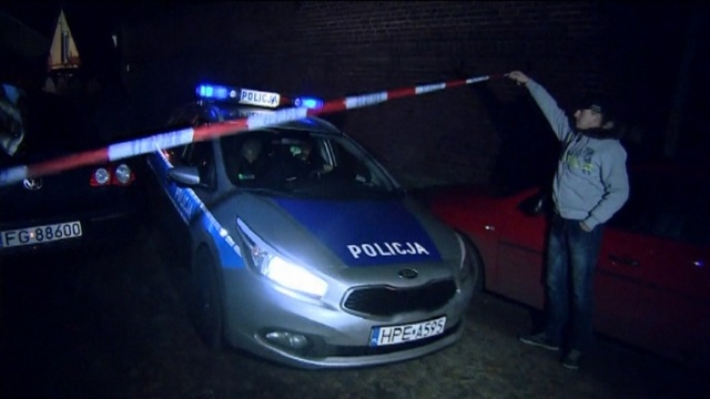 Mężczyzna, który zabarykadował się w domu ze swoją rodziną i groził wysadzeniem budynku w powietrze, jest w rękach policji. Po blisko siedmiu godzinach mundurowi zatrzymali 46-latka. Do zdarzenia doszło we wsi Trzebule w województwie lubuskim.