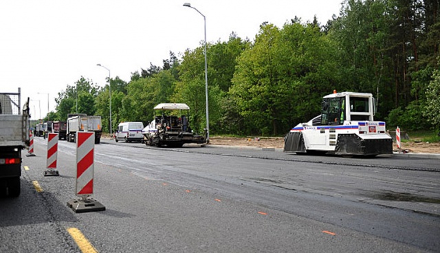 Polskie autostrady wydłużą się w tym roku o 62 kilometry, a drogi ekspresowe o 192 - pisze Rzeczpospolita, powołując się na zapowiedzi Generalnej Dyrekcji Dróg Krajowych i Autostrad.