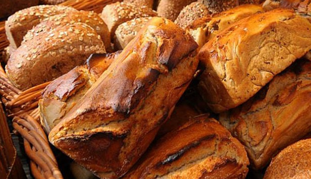 Spożycie chleba i bułek w Polsce spadło w ostatniej dekadzie o ponad 30 procent - informuje Rzeczpospolita.