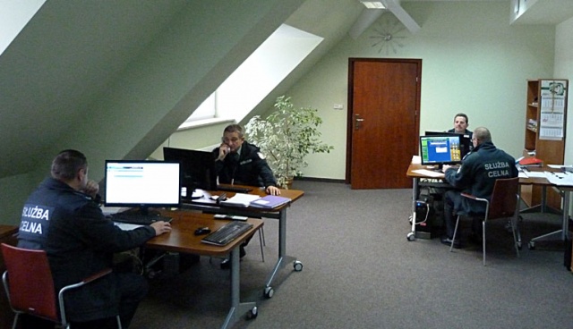 Kontrole w miejscu wyznaczonym przez przedsiębiorcę - to pomysł szczecińskiego Urzędu Celnego na szybszą obsługę właścicieli firm czy handlowców. Od stycznia w Zachodniopomorskiem działa 11 mobilnych zespołów celników.