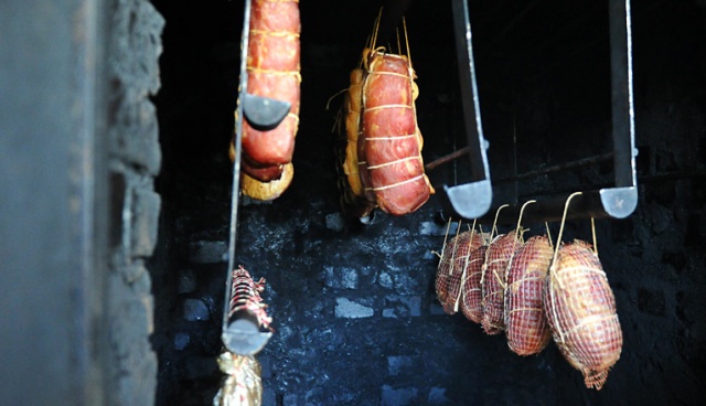 Inspekcja weterynaryjna sprawdzi zawartość substancji smolistych w wędlinach - pisze Dziennik Gazeta Prawna.