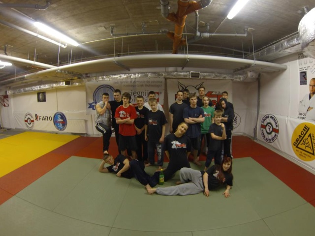 Kopniaki z półobrotu, salta, uniki czy tzw. śruby w powietrzu - m.in. tego uczą zawodnicy T-akeshi Team Szczecin. To grupa młodych szczecinian, która uprawia tzw. Ekstremalne Sztuki Walki.