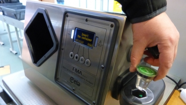 Mleko dla dziecka oraz lekarstwa w butelkach o pojemności większej niż 100 mililitrów można od piątku zabierać ze sobą na pokład samolotu. Dotychczas na te substancje obowiązywał limit, właśnie do 100 ml.