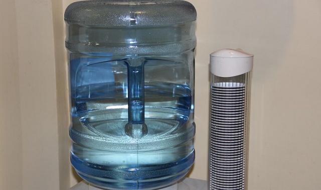 Polacy rezygnują z soków i słodkich napojów, zamiast tego piją wodę - pisze czwartkowa Rzeczpospolita.