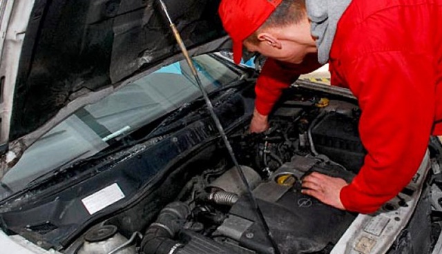 Kierowca nie ma obowiązku serwisowania auta w autoryzowanych warsztatach w okresie gwarancyjnym. Tymczasem w Polsce producenci uzależniają gwarancję na kupiony samochód od tego, czy serwisy i przeglądy prowadzone są przez stacje z logo danej firmy.