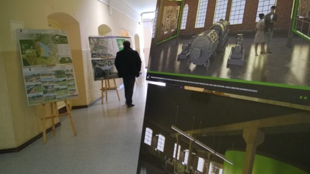 Prace dyplomowe pięciorga młodych architektów, studentów szczecińskich uczelni, nagrodzone przez prezydenta Szczecina. Wśród wyróżnionych prac jest m.in. koncepcja zagospodarowania ulicy Kolumba oraz budowa nowego audytorium dla wydziału prawa Uniwersytetu Szczecińskiego.