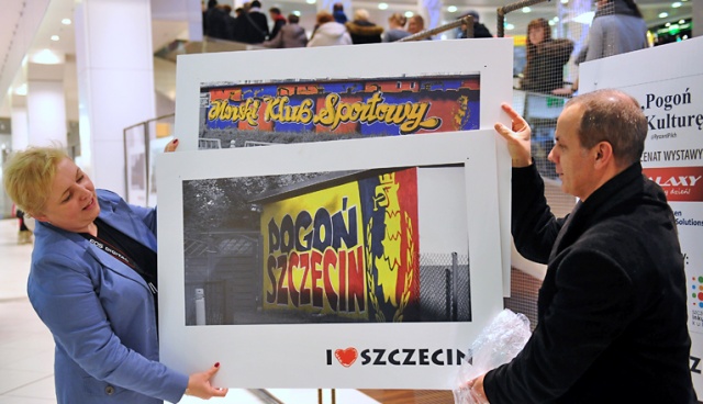 Murale, samochody pomalowane w klubowe barwy i wiele innych przykładów miłości kibiców do Pogoni Szczecin można obejrzeć na zdjęciach, jakie zrobił szczecinianin Ryszard Pilch. Wystawę Pogoń na Kulturę od wtorku można oglądać na parterze centrum handlowego Galaxy.