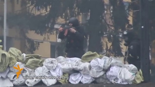 Ukrainie grozi niewypłacalność, agencja Standard and Poor039s właśnie obniżyła jej rating, czyli ocenę wiarygodności kredytowej - informuje na swoim blogu brytyjski Financial Times.