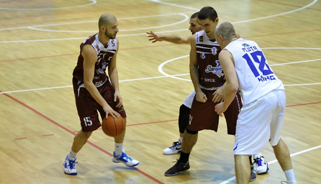 Koszykarze Spójni Stargard Szczeciński przegrali wyjazdowy mecz z WKK Wrocław w I lidze. W sobotę stargardzianie ulegli beniaminkowi rozgrywek 61:105.