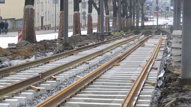 Pogoda sprzyja. Na Piastów drogowcy kładą już tory