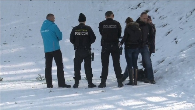 Wypadek w Zakopanem. 12-latek w ciężkim stanie trafił do szpitala po tym, jak przewrócił się podczas zawodów w skokach narciarskich - informuje TVN24.