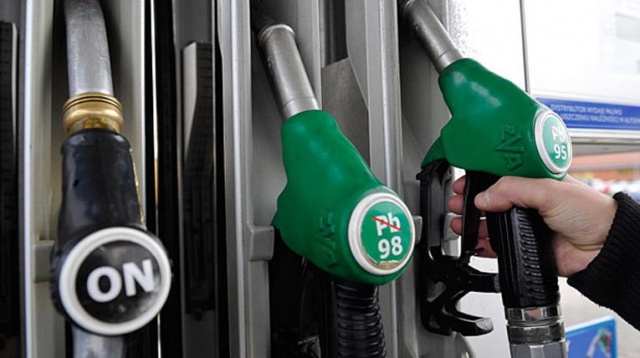 Kiepsko sprzedają się w Polsce auta hybrydowe, czyli samochody z napędem spalinowym i elektrycznym. To m.in. dlatego, że ich ceny są wysokie, a właściciele nie mogą liczyć na żadne ulgi - mówi w rozmowie z portalem Neewseria Stanisław Dojs z firmy Volvo.