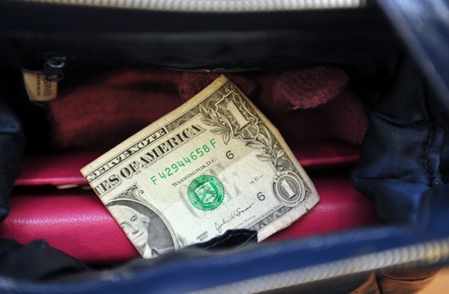 Skarb wart 10 milionów dolarów znalazła podczas spaceru para z północnej Kalifornii. Jak pisze Puls Biznesu, na polnej ścieżce zauważyła wystającą z ziemi starą puszkę.