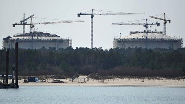 Tysiące miejsc pracy w różnych branżach powstaną w całym kraju dzięki świnoujskiemu terminalowi LNG. Tylko w Zachodniopomorskiem będzie ich średniorocznie ok. 500 - informuje Polska Agencja Prasowa, powołując się na ekspertów z firmy ErnstYoung.