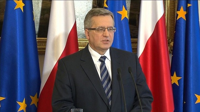 Trzeba szukać rozwiązań konfliktu na Krymie, a rolą Polski jest konsekwentne wskazywanie na złamanie prawa międzynarodowego przez Rosję - powiedział prezydent Bronisław Komorowski po posiedzeniu Rady Bezpieczeństwa Narodowego zwołanego w związku z rosyjskimi działaniami na Półwyspie Krymskim.
