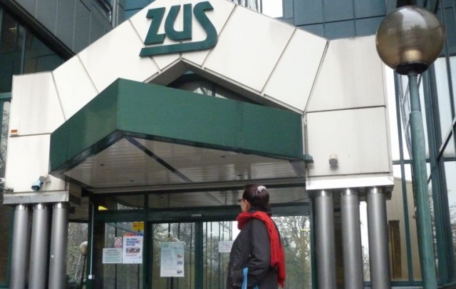 Emeryci i renciści dostaną więcej pieniędzy. Od pierwszego marca ruszyła coroczna waloryzacja świadczeń wypłacanych przez ZUS. Zmiany są jednak niewielkie.