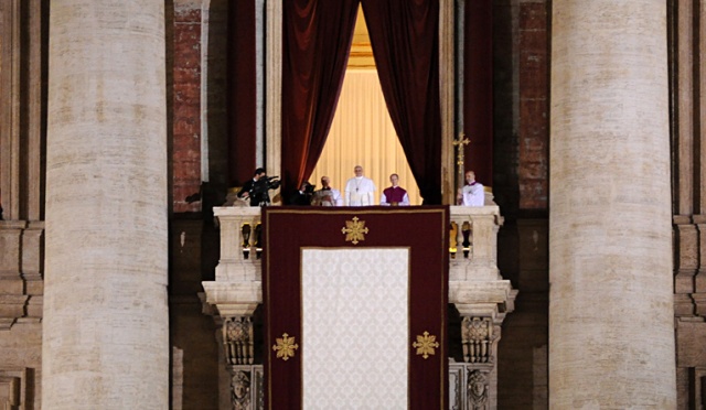 To było trzęsienie ziemi w strukturach kościelnych. Dokładnie rok temu argentyński kardynał Jorge Mario Bergoglio został nowym papieżem.