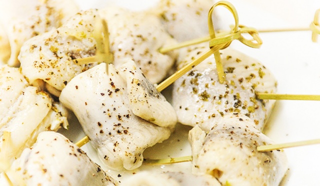 Jemy mało śledzi - przez ostatnie dwie dekady nie było tak złego roku dla tych ryb, jak 2013. Po raz pierwszy ich spożycie w Polsce spadło poniżej dwóch kilogramów na głowę.