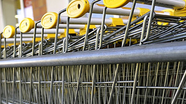 Polskie sklepy będą czynne w niedzielę. Sejm odrzucił w piątek obydwa projekty ustaw o zakazie handlu tego dnia.