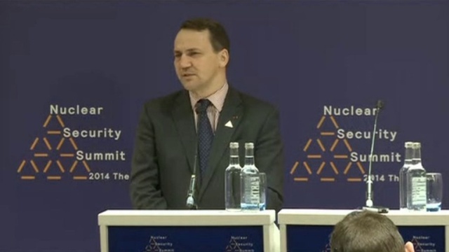 Nie doszło do spotkania ministrów spraw zagranicznych Polski i Rosji w Hadze. Szef polskiego MSZ Radosław Sikorski wyjaśnił, że jego rosyjski odpowiednik - Siergiej Ławrow opuścił salę obrad i w związku z tym spotkania nie będzie.