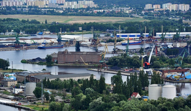 Ponad 70 mln ton towarów przeładowały w 2013 roku porty morskie w Szczecinie, Świnoujściu, Gdańsku i Gdyni - pisze Rzeczpospolita, powołując się na raport Actia Consulting.