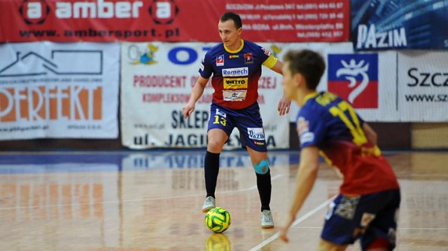 Halowi piłkarze Pogoni 04 przegrali z AZS Gdańsk 7:8 w kolejnym meczu ekstraklasy futsalu.
