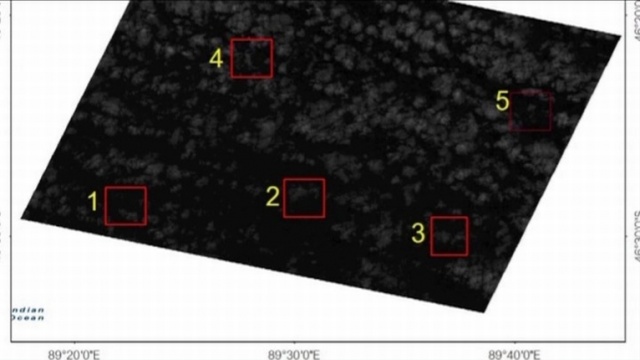 Chiński samolot odkrył trzy podejrzane obiekty w południowej części Oceanu Indyjskiego - podaje Polska Agencja Prasowa.