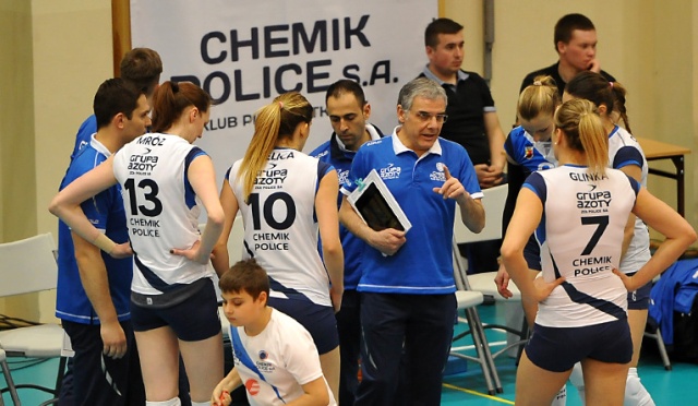 Siatkarki Chemika Police rozpoczynają zmagania o awans do finału Mistrzostw Polski. W niedzielnym półfinale play-off rywalem drużyny trenera Giuseppe Cuccariniego będzie Tauron MKS Dąbrowa Górnicza.
