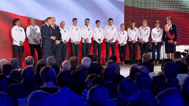 Medaliści igrzysk olimpijskich w Soczi odznaczeni przez prezydenta i premiera. Krzyże Kawalerskie Orderu Odrodzenia Polski odebrali Zbigniew Bródka i Kamil Stoch. Podczas gali prezydent zażartował z premiera.