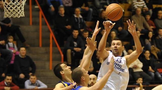 Koszykarze drużyny King Wilki Morskie ponownie gorsi od MOSiR-u Krosno w play-off rozgrywek o mistrzostwo 1 ligi. Szczecinianie, po sobotniej porażce, w niedzielę znów ulegli gospodarzom przegrywając w Krośnie 65:89.