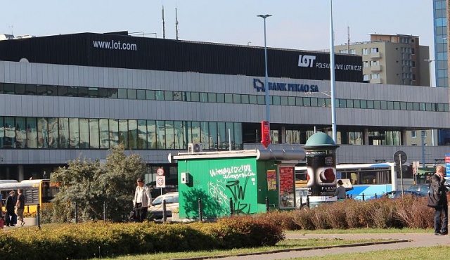 Związkowcy żądają zablokowania pomocy państwa dla Polskich Linii Lotniczych LOT. Działacze Solidarności03980 z państwowego przedsiębiorstwa Porty Lotnicze wysłali w tej sprawie pismo do Komisji Europejskiej - informuje Rzeczpospolita.