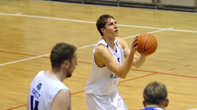 Koszykarze drużyny King Wilki Morskie Szczecin pozostają w grze o awans do półfinału I ligi. Szczecinianie w trzecim meczu fazy play-off, rozegranym w sobotę, pokonali MOSiR Krosno 97:74.