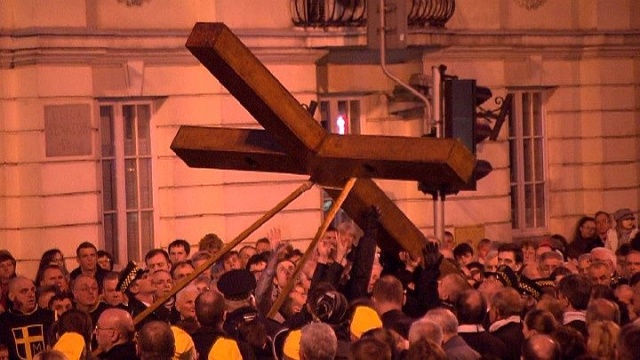 Kilka tysięcy wiernych uczestniczyło w Wielki Piątek w warszawskiej centralnej Drodze Krzyżowej.