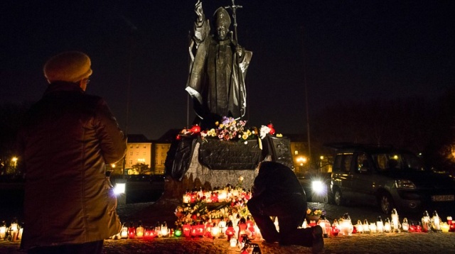 Parlamentarzyści z Twojego Ruchu nie zgadzają się na propozycję PSL-u, by dzień przed ogłoszeniem papieża Polaka świętym jednogłośnie przyjąć uchwałę, która uczci kanonizację Jana Pawła II - informuje Rzeczpospolita.
