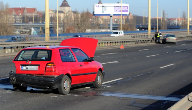 Najwięcej kierowców bez OC jeździ w Zachodniopomorskiem, Lubuskiem i Warmińsko-Mazurskiem - wynika z najnowszego raportu Ubezpieczeniowego Funduszu Gwarancyjnego.