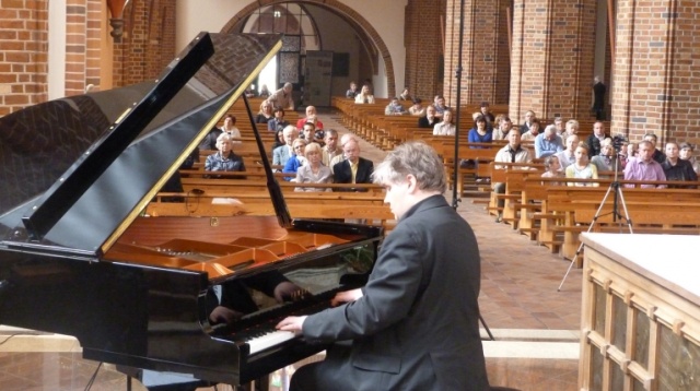 Improwizacje fortepianowe i fragmenty homilii Jana Pawła II można było usłyszeć w niedzielę w szczecińskiej katedrze.