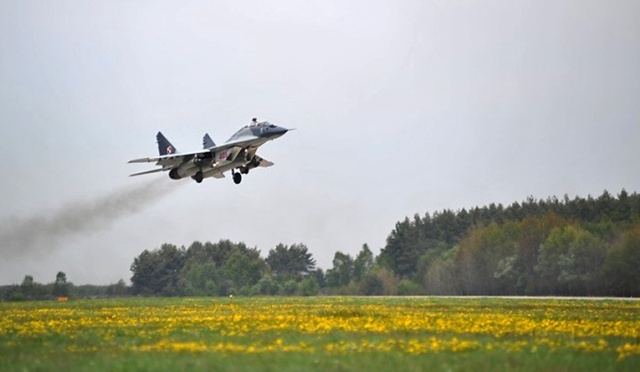 Polacy przejęli tę misję w ramach misji NATO Baltic Air Policing. W zadaniach uczestniczą również jednostki innych państw układu.