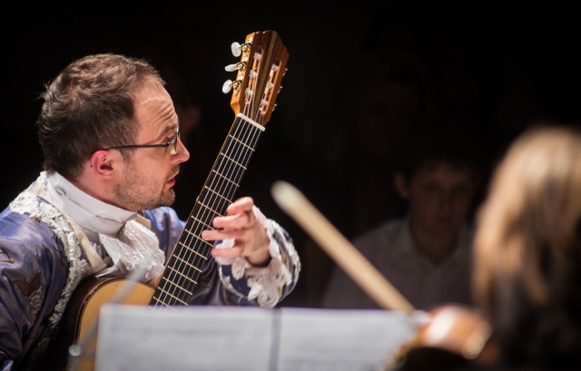 Wybitny gitarzysta Krzysztof Meisinger wraz z Capellą Bydgostiensis wystąpił w niedzielę wieczorem w Trafostacji Sztuki w Szczecinie z projektem Viva Vivaldi.