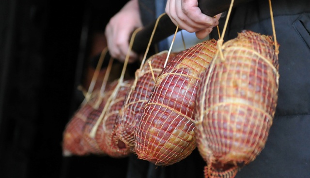 Minister rolnictwa poprosi Komisję Europejską o złagodzenie przepisów dotyczących wędzenia żywności - informuje Polska Agencja Prasowa.