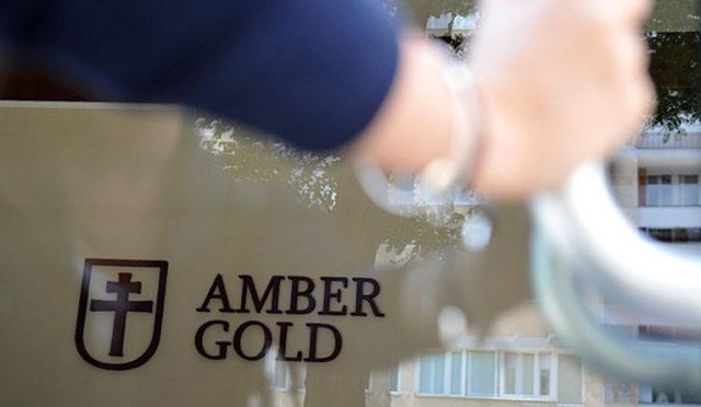 Poszkodowani przez Amber Gold złożyli pozew zbiorowy przeciwko Skarbowi Państwa. Chcą dowieść, że to zaniedbania publicznych instytucji przyczyniły się do tego, że klienci firmy stracili łącznie 660 milionów złotych. O sprawie informuje Gazeta Wyborcza.