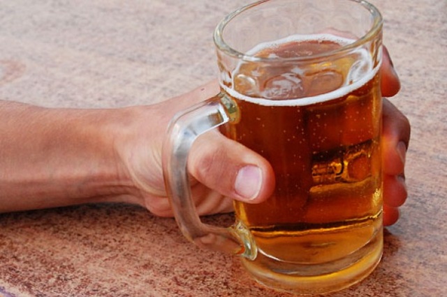 Niemieccy alkoholicy dostaną piwo za sprzątanie ulic. Tak nasi zachodni sąsiedzi walczą z alkoholizmem.
