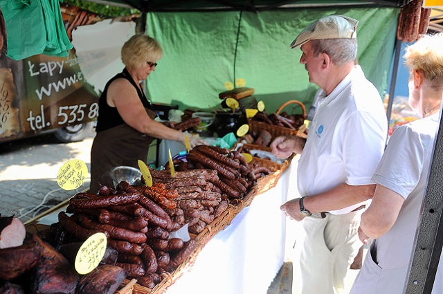 Żywność ekologiczna jest prawie trzy razy droższa niż ta produkowana przy zastosowaniu pasz i nawozów sztucznych - pisze Dziennik Gazeta Prawna.