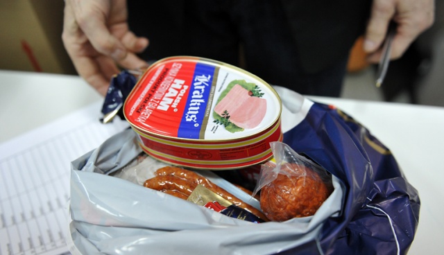 Unijni urzędnicy chcą usunąć datę ważności z części produktów spożywczych - pisze portalspożywczy.pl.