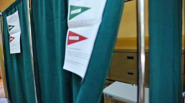 Do kilku incydentów naruszających ciszę wyborczą w Polsce doszło w sobotę i w niedzielę - poinformowała o tym Państwowa Komisja Wyborcza. Od 7 rano trwa głosowanie w wyborach do Parlamentu Europejskiego.
